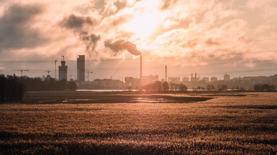 Foto van industrie bij ondergaande zon