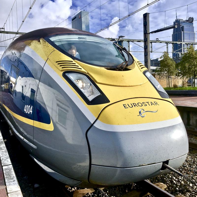 De eurostar naar Londen staat op het perron